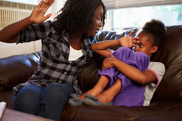 Madre fisicamente abusiva verso la figlia — Foto Stock