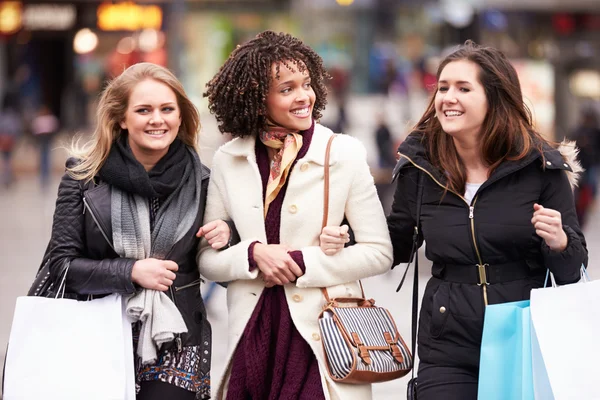 Tre amiche donne che fanno shopping all'aperto insieme — Foto Stock