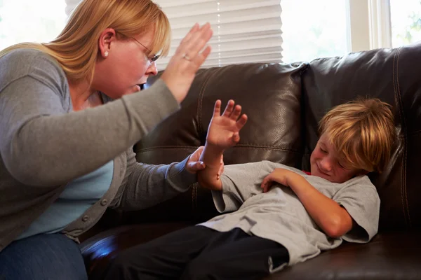 Mother Physically Abusive Towards Son — Stock Photo, Image