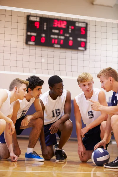 Volleybalteam hebben team praten van coach — Stockfoto