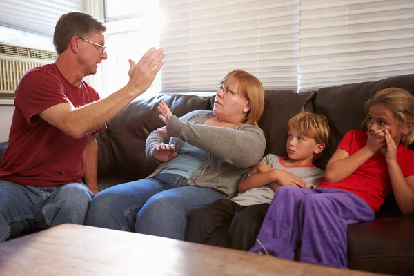 Padre fisicamente abusivo con la famiglia — Foto Stock