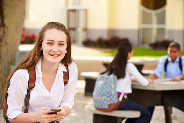 Estudante usando telefone no campus da escola — Fotografia de Stock