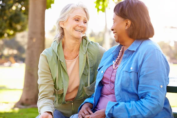 Due donne anziane che parlano all'aperto insieme — Foto Stock