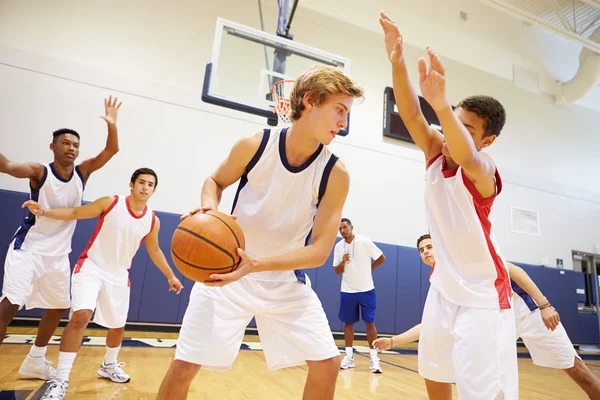 Mužský basketbalový tým hrající hru — Stock fotografie