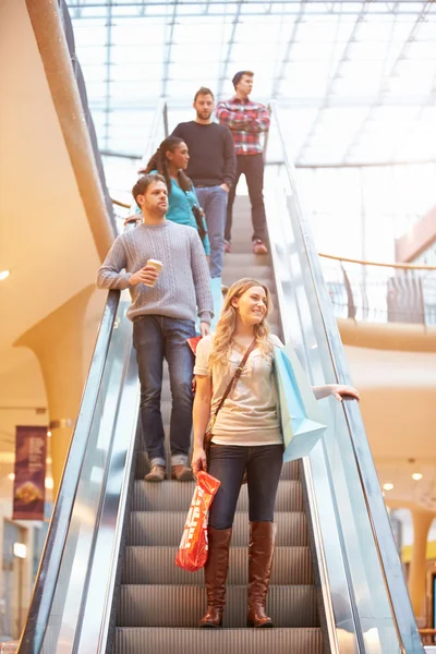 Mulher Shopper em escada rolante no shopping — Fotografia de Stock