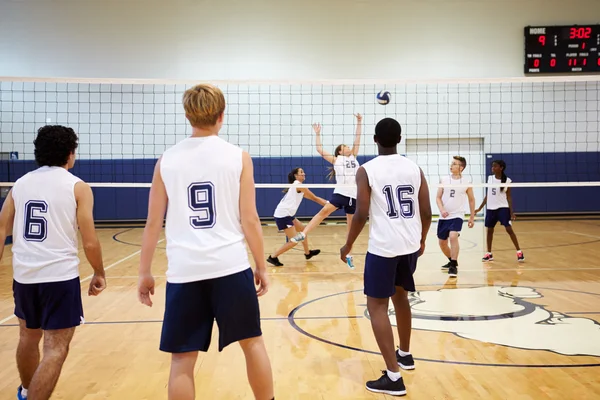 Volleyballspiel in Turnhalle — Stockfoto