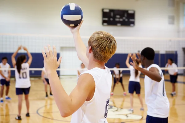 Volleyballspiel in Turnhalle — Stockfoto