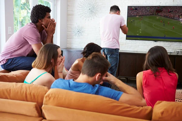 Amigos assistindo futebol juntos Imagem De Stock
