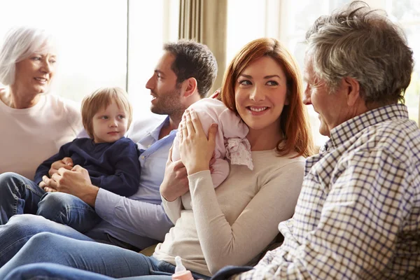 Multi Generation familj sitter på soffan — Stockfoto