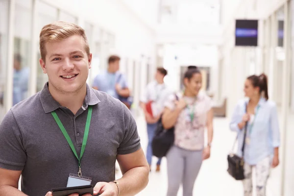 Studente maschio nel corridoio — Foto Stock