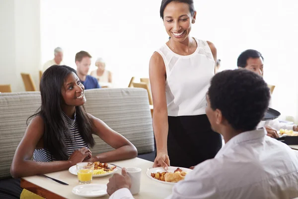 Camarera sirviendo desayuno en pareja — Foto de Stock