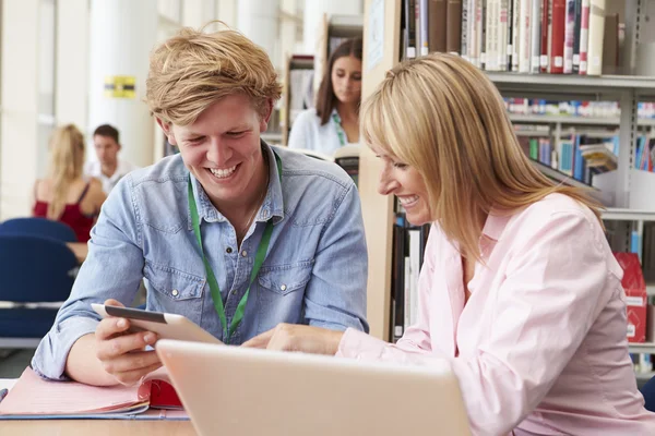 Učitel pomáhá student — Stock fotografie