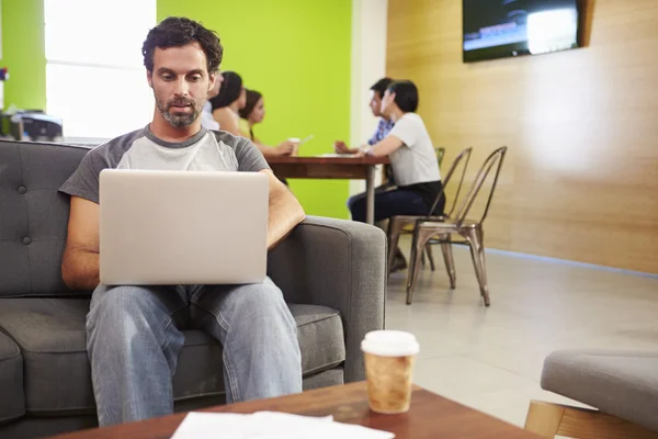 Hombre trabajando en estudio de diseño —  Fotos de Stock