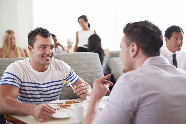 Dois homens desfrutando de café da manhã — Fotografia de Stock