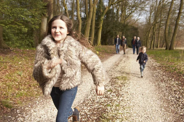 Multi Generation familj på promenad — Stockfoto