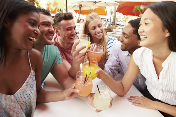 Друзья наслаждаются напитками в ресторане — стоковое фото