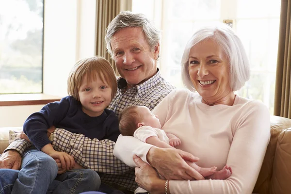 Mor-och farföräldrar med barnbarn och nyfödda — Stockfoto