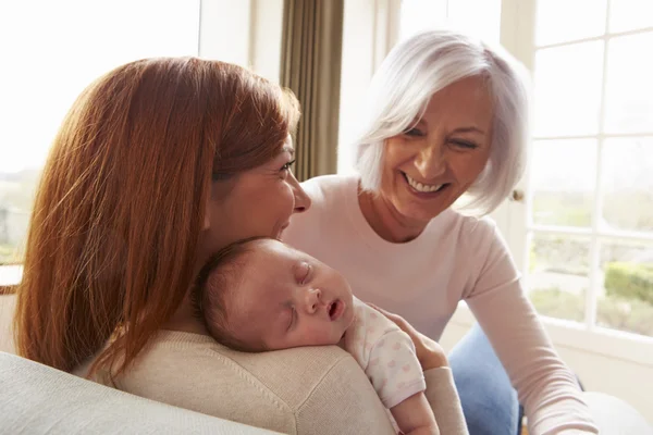 Annesi ve büyükannesi ile yeni doğan — Stok fotoğraf