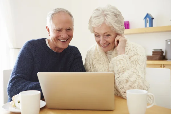 Oudere echtpaar met laptop — Stockfoto