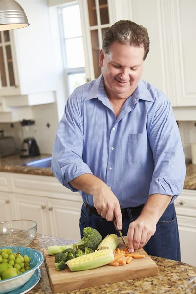 Hombre con sobrepeso Preparando Verduras —  Fotos de Stock