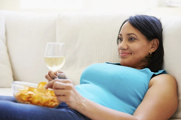 Overweight Woman  Eating Chips — Stock Photo, Image