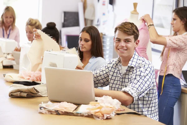 Étudiants étudiant la mode et le design — Photo