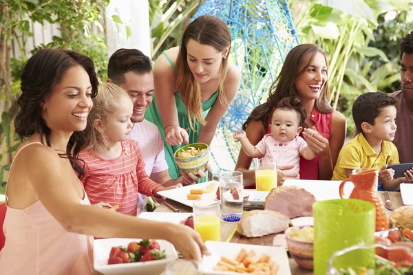 Familjer njuta utomhus måltid — Stockfoto