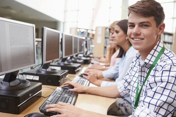 Studenten die werken op Computers — Stockfoto