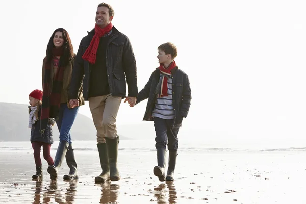 Familia caminando en la playa — Foto de Stock