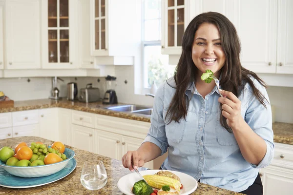 Donna che mangia pasto sano — Foto Stock