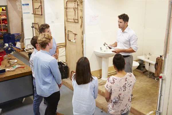 Students Plumbing Working On Washbasin — Stock Photo, Image