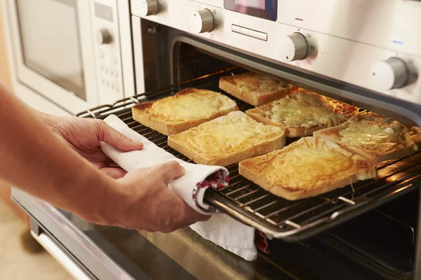 Formaggio sul pane tostato alla griglia — Foto Stock