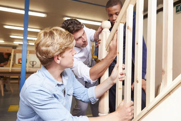 Schüler im Schreinerlehrgang — Stockfoto