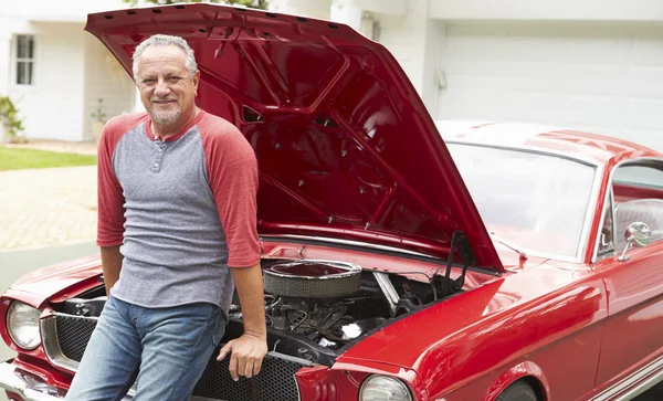 Hombre restaurado coche clásico —  Fotos de Stock