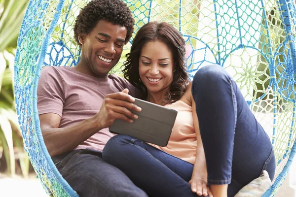 Pareja en jardín al aire libre Swing — Foto de Stock