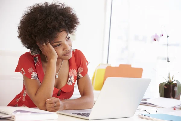 Mujer frustrada trabajando en el escritorio — Foto de Stock