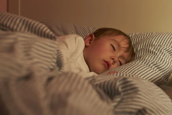 ベッドで眠っている少年 — ストック写真