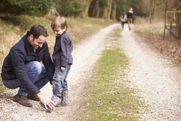 Vader helpt zoon — Stockfoto