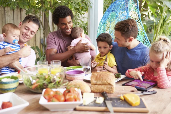 Pappor med barn njuta måltid — Stockfoto