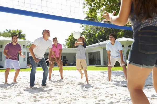 Masculino família jogar vôlei — Fotografia de Stock