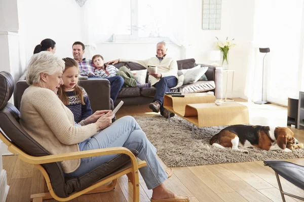 Familia multigeneracional en casa — Foto de Stock