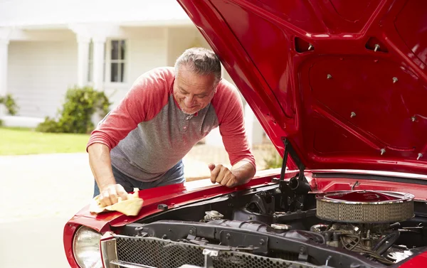 Homme restauré voiture classique — Photo