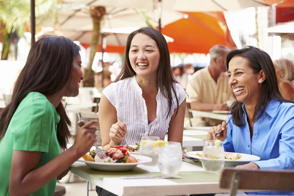 Kvinnliga vänner njuta av Lunch — Stockfoto