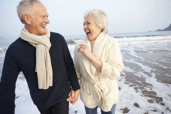年长的夫妇，在冬天的海滩上 — 图库照片