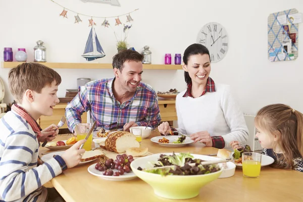 Familjen äter lunch — Stockfoto