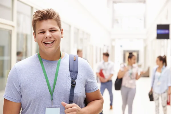 Estudante masculino no corredor — Fotografia de Stock