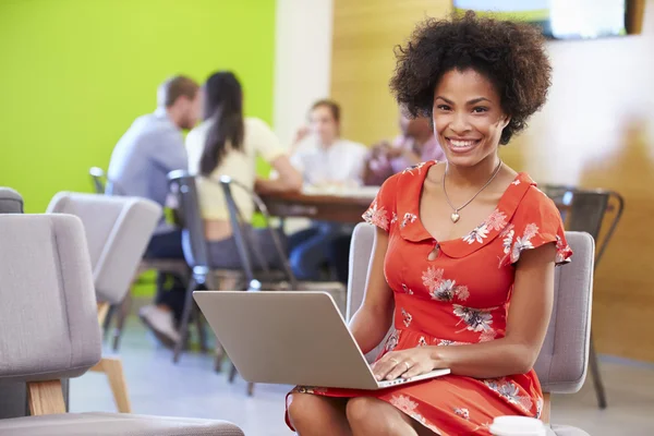 Mujer trabajando en estudio de diseño — Foto de Stock