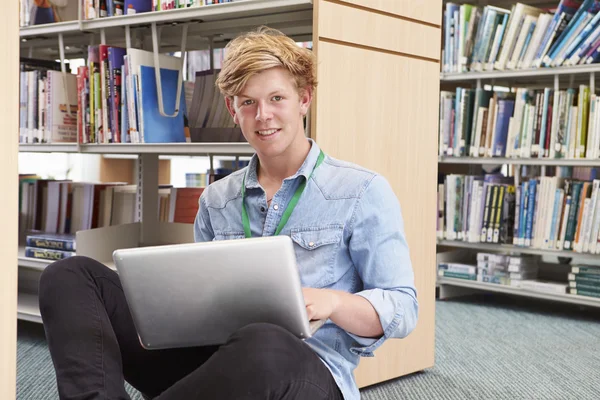 Laptop ile erkek öğrenci — Stok fotoğraf