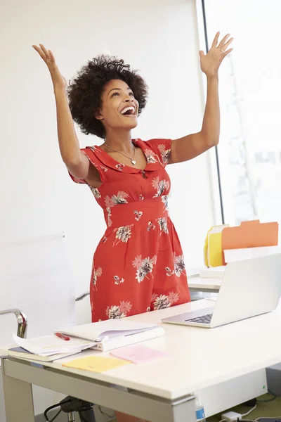 Mujer trabajando en estudio de diseño — Foto de Stock