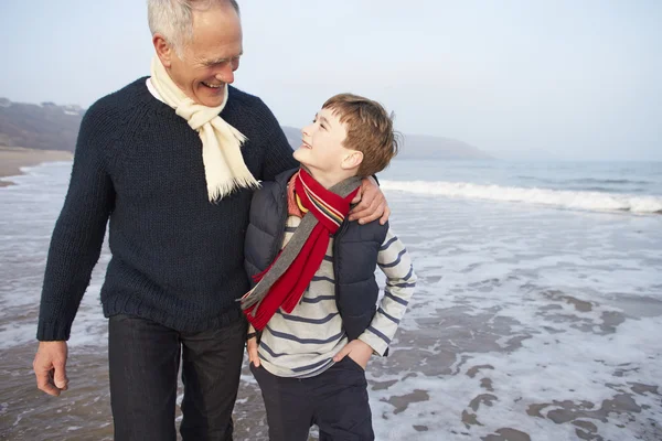 Дедушка и внук на пляже — стоковое фото